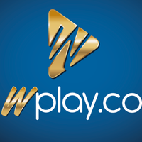 Logotipo de WPlay con diseño en dorado y azul sobre un fondo azul